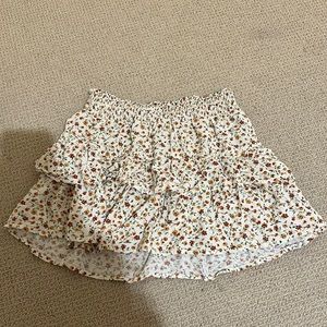 super cute joe benbasset skirt. super cute high waist with floral print